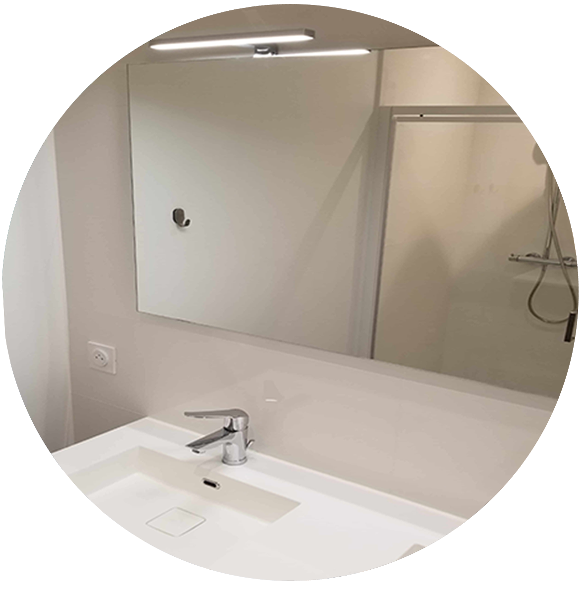 Image arrondie salle de bain pins